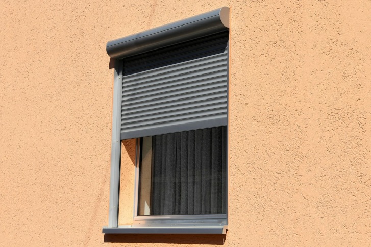 okno z -zewnętrzną roletą